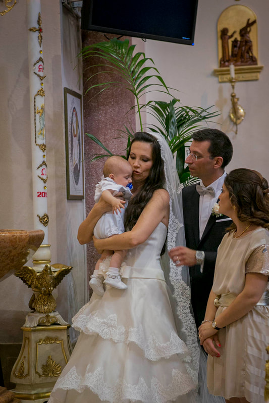 sposi con bebè nella chiesa