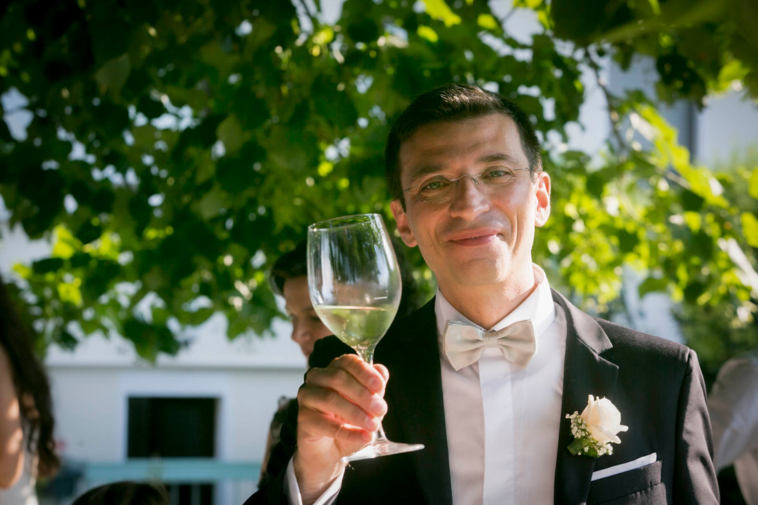 sposo con bicchiere di vino