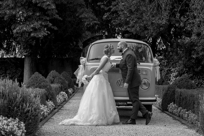 fotografare matrimonio - wedding stories - sposi si baciano davanti al van - fenaroli atelier fotografico - raccontiamo le storie del tuo matrimonio