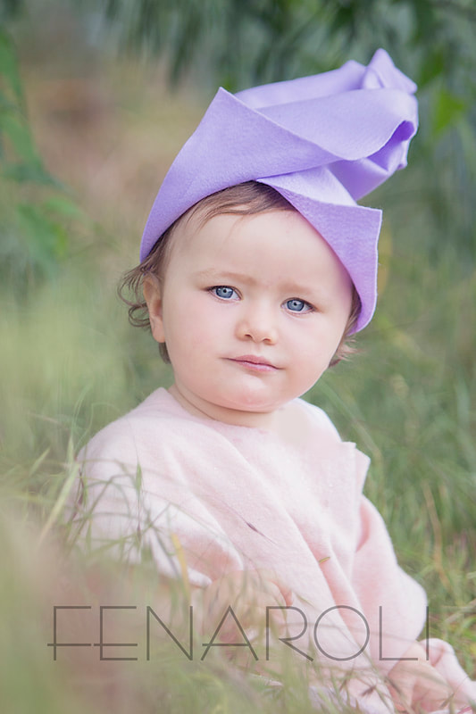 primo piano bambina con cappellino lilla