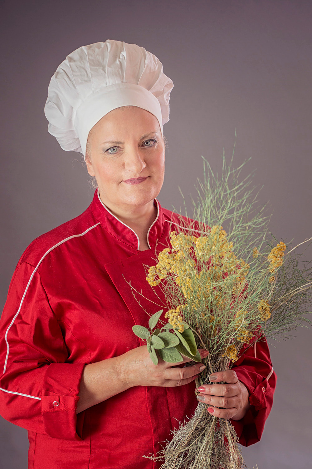 donna chef con fiori