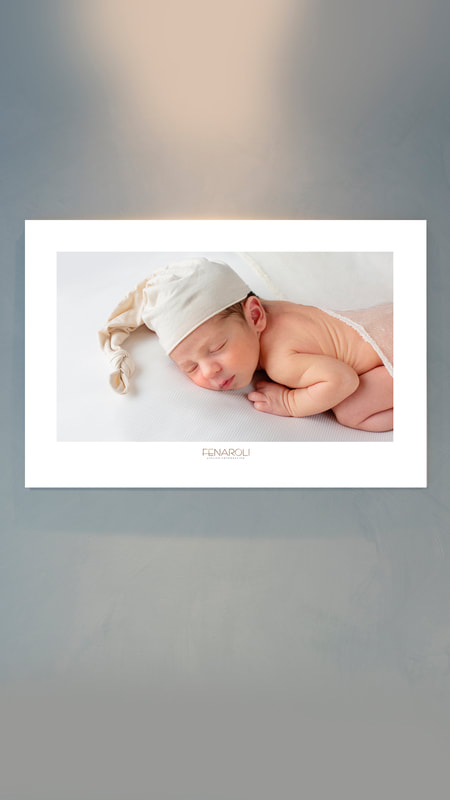 neonato con cappello bianco