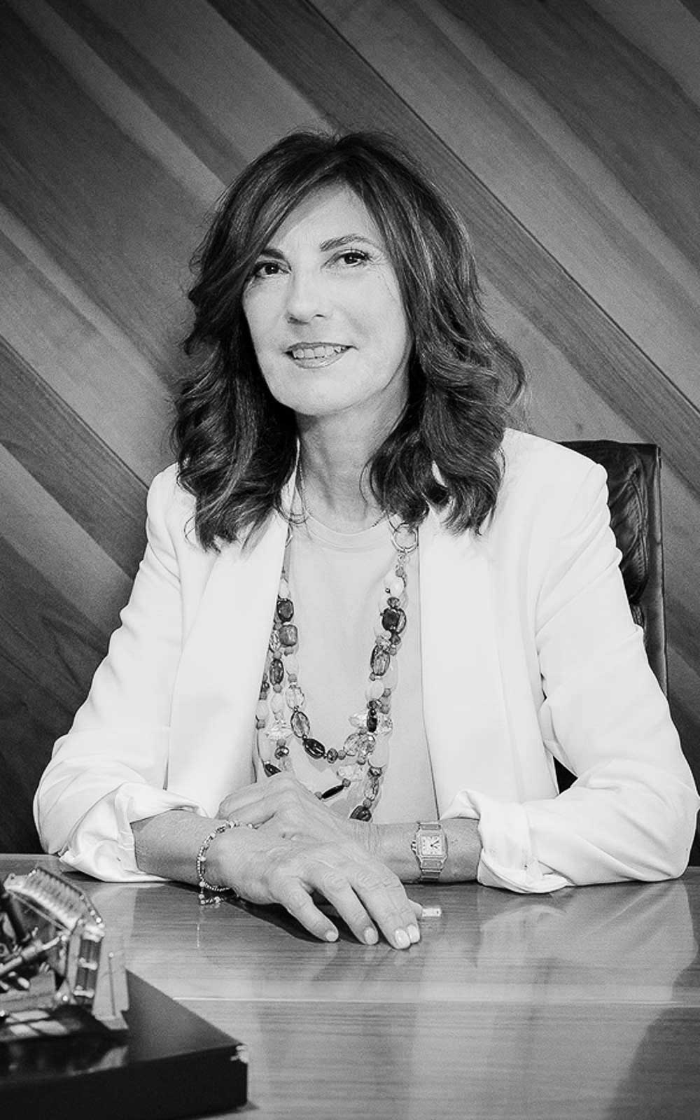 donna manager alla propria scrivania fotografata da Fenaroli atelier