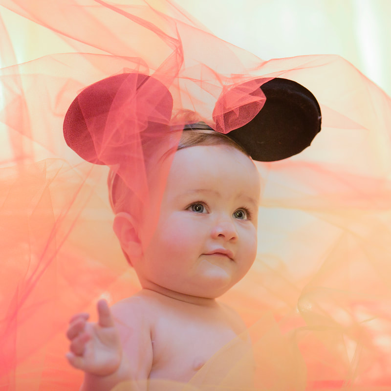 bebè con orecchie da topolino
