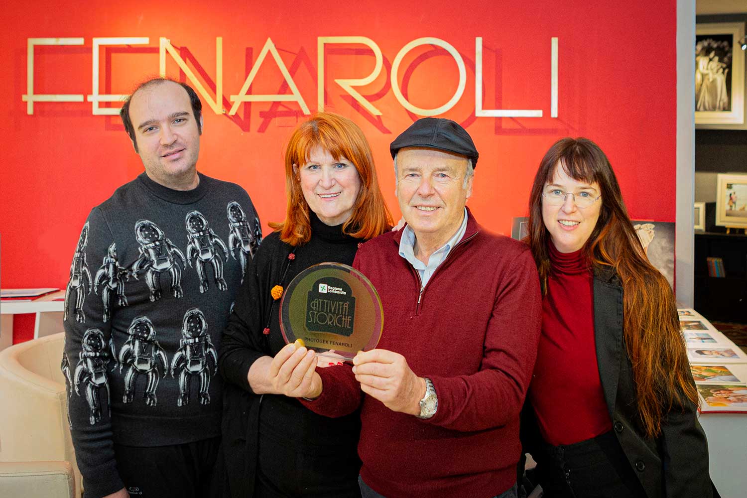 Gek e Renata Photogek di Montichiari con la targa di Attività storica riconosciuta da Regione Lombardia Gek e Renata con Gloria e Rudy Fenaroli Photogek di Montichiari con la targa di Attività storica riconosciuta da Regione Lombardia