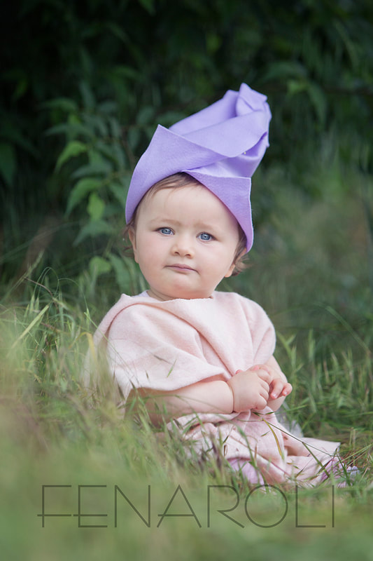 bambina con cappellino lilla