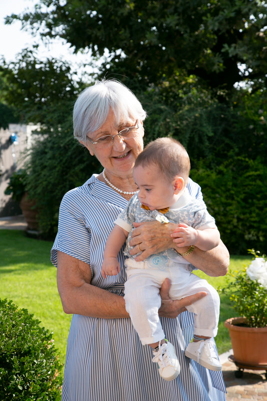 foto bebè in braccio nonna