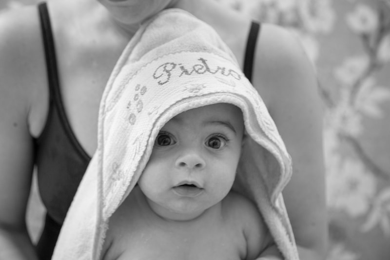 foto bianco e nero bebè bagnetto