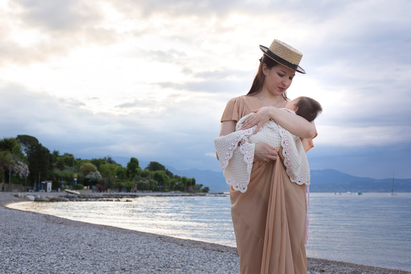 mamma con cappello e bebè al lago