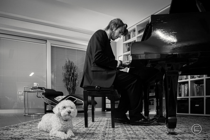 ragazzo che suona piano con cane