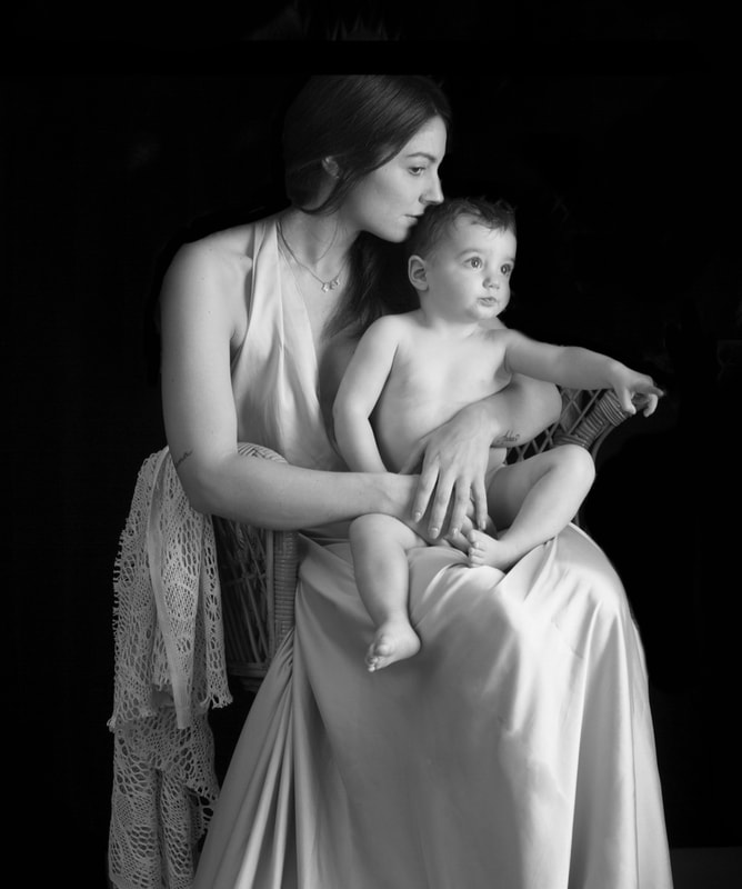 foto bianco e nero bebè sulle gambe della mamma