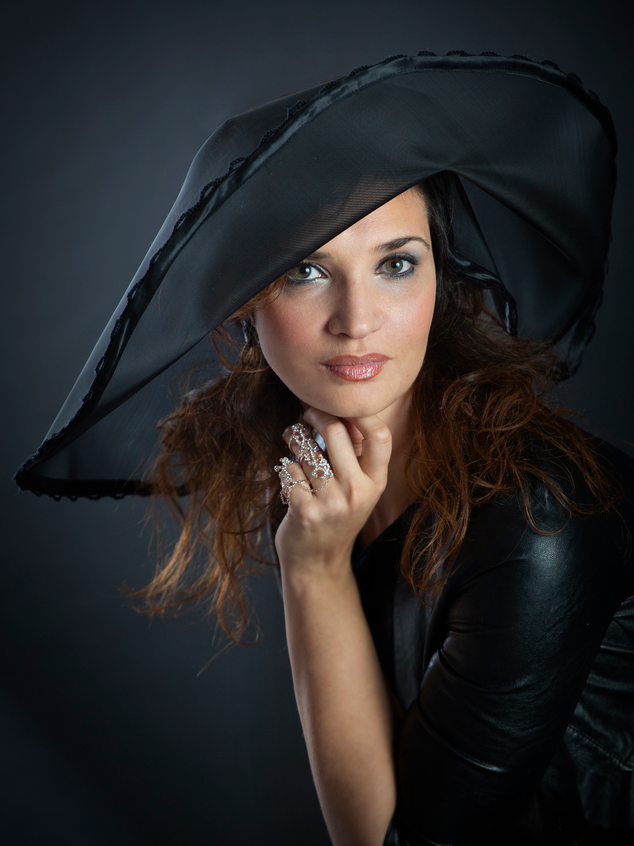 donna con cappello e sfondo nero