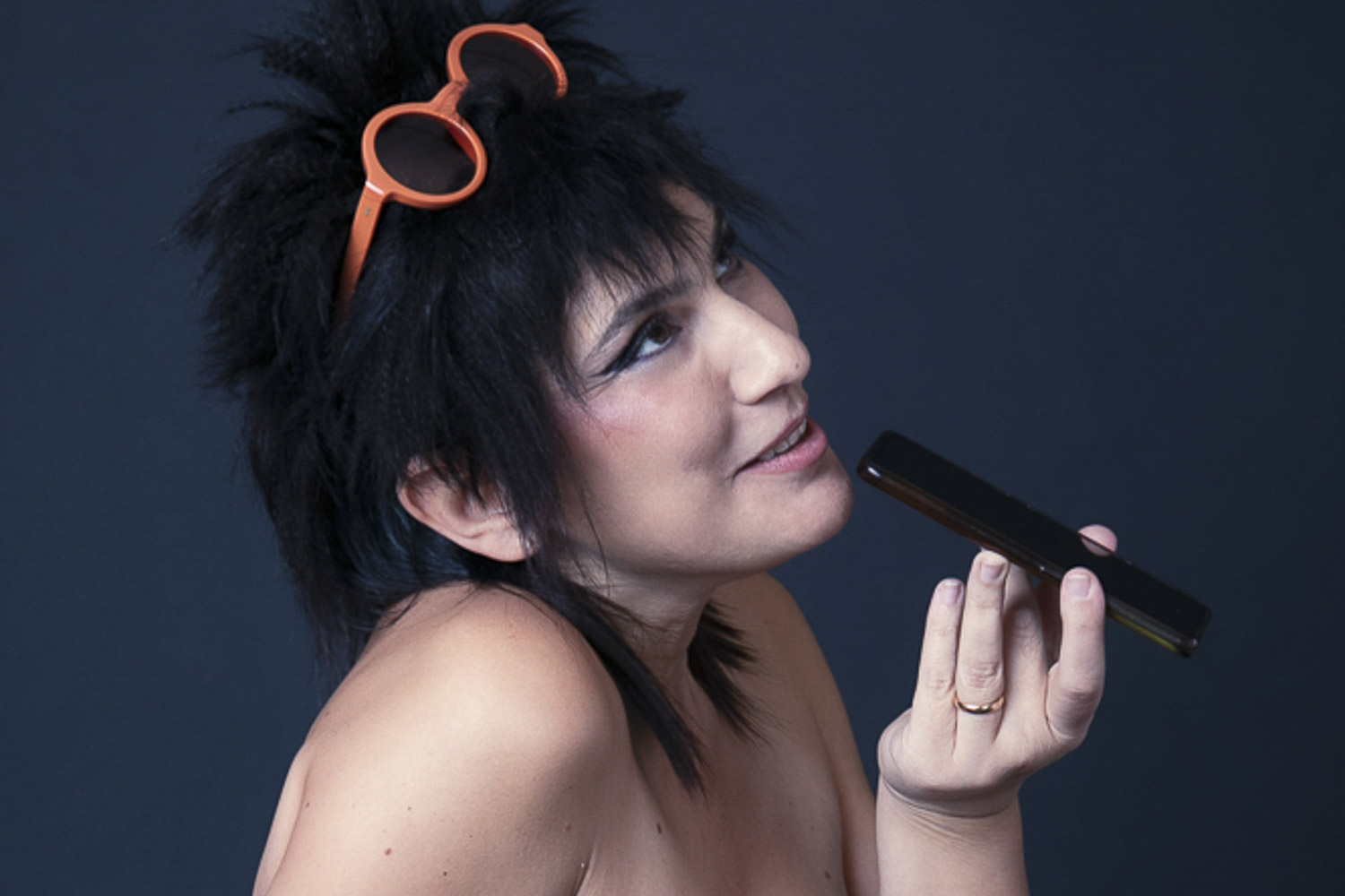 fotografia di una donna che parla al cellulare fotografata da fenaroli atelier