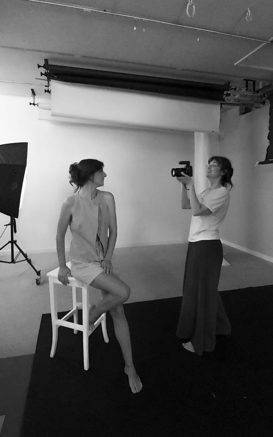 donna fotografata da fenaroli atelier Brescia durante il backstage del servizio fotografico