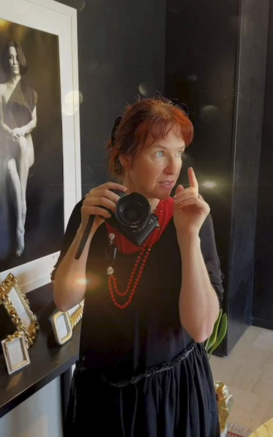 donna fotografata da fenaroli atelier Brescia durante il backstage del servizio fotografico