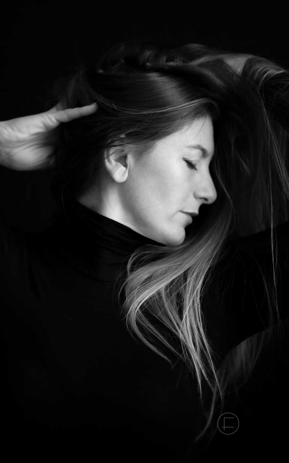 ragazza in bn fotografata da Fenaroli atelier