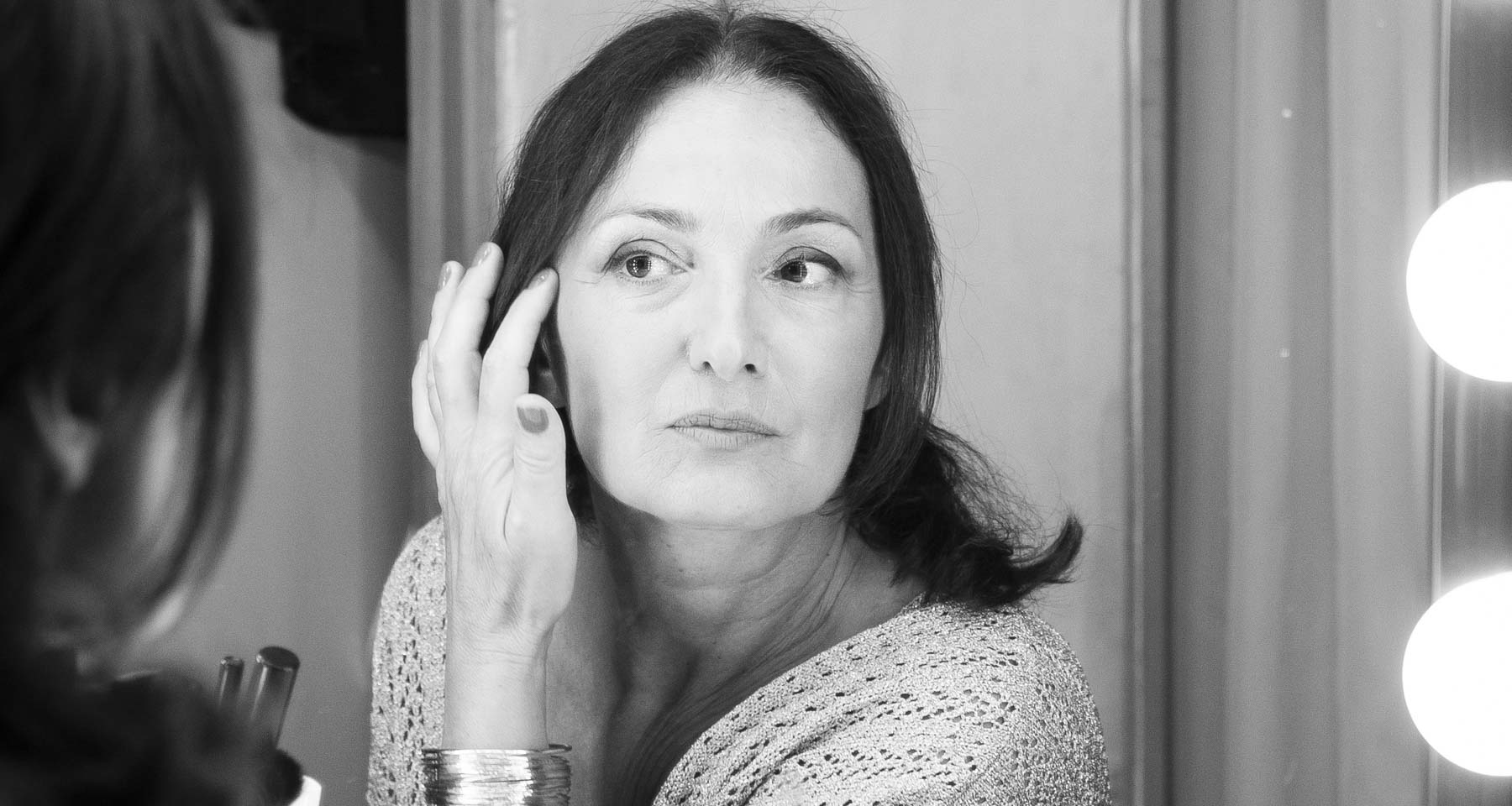 donna allo specchio in bn fotografata da Fenaroli atelier