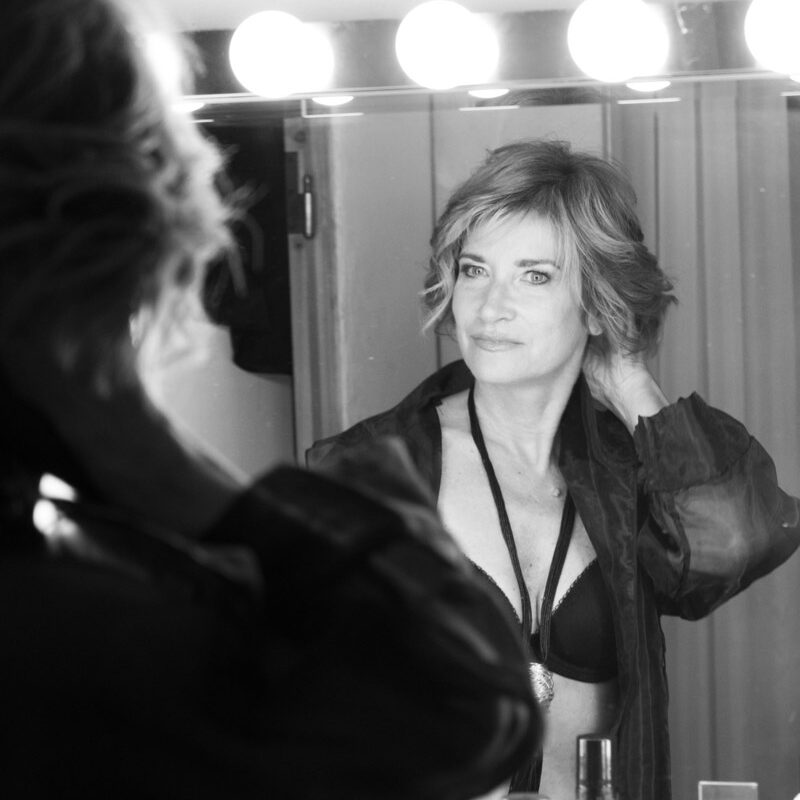 donna allo specchio in bn fotografata da Fenaroli atelier