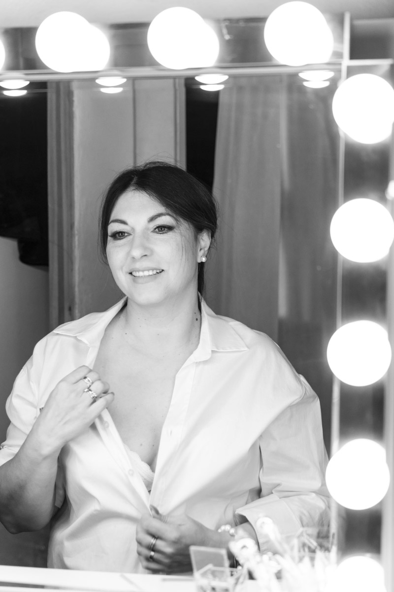 donna allo specchio in bn fotografata da Fenaroli atelier