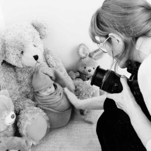 momento in cui la fotografa culla il neonato durante uno shooting di newborn da Fenaroli atelier
