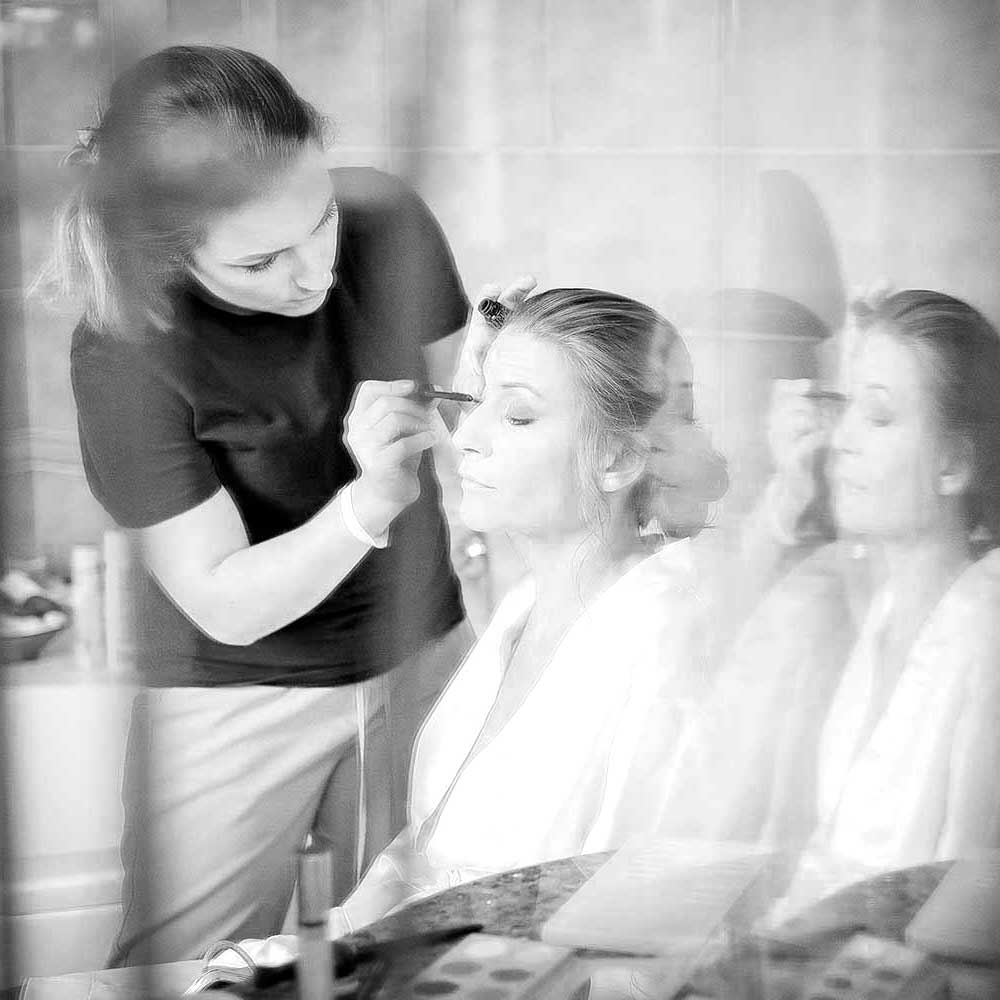 futura sposa mentre viene truccata fotografata da fenaroli atelier