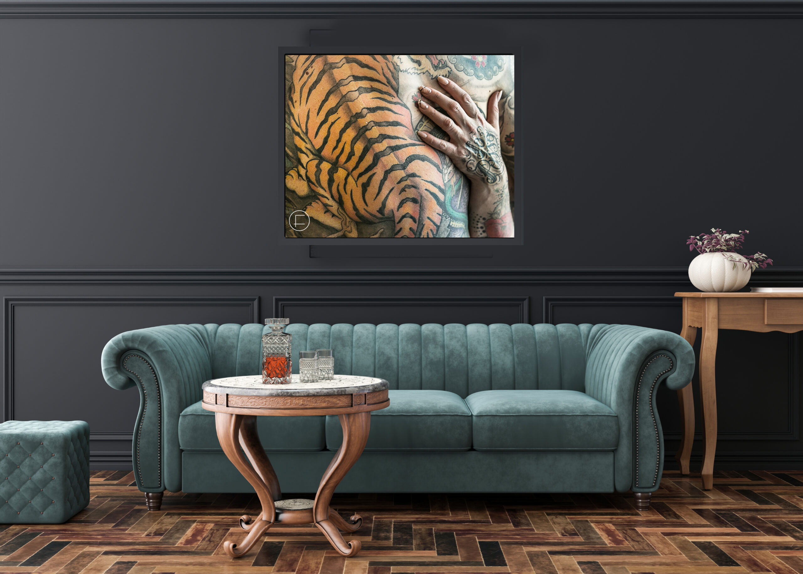 dettaglio in soggiorno con un quadro di una fotografia con tatuaggio realizzato da Fnearoli Atelier